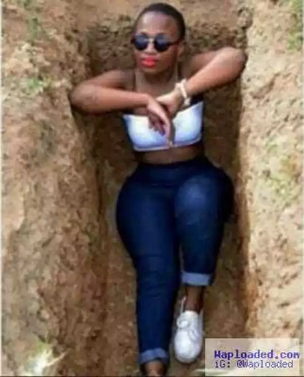 See this lady that posed inside a grave